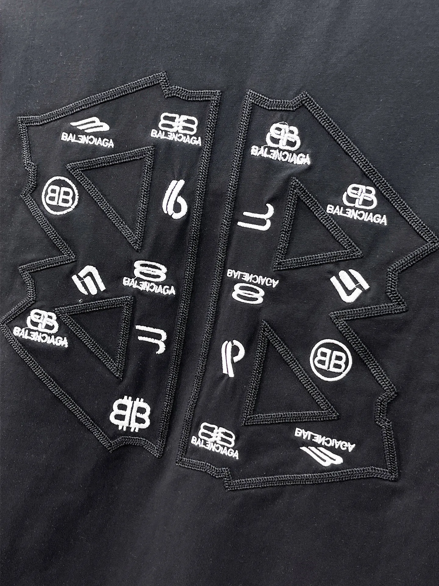 Balenciaga's high-end top-quality products 🐮2026 Spring and Summer New Arrival first counter, the latest New Arrival short-sleeved round neck T-shirt, Premium customized design, avant-garde and fashionable! Brand logo heavy craftsmanship design Premium customized 260g fabric. Soft to the touch. Comfortable to wear. Counter-level exquisite stitching. Fine workmanship. The upper body effect is incomparably handsome! A must-have item for men and women with the same style! Sizes: S~XXL When placing an order, please state your height and weight. The maximum wearing size is 210 pounds (one size larger)